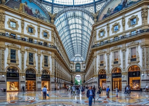 Il Rapporto 2021 sul mercato immobiliare di Milano realizzato da ASPESI Milano, in collaborazione con Intesa Sanpaolo Casa e Immobiliare.it evidenzia come nonostante la pandemia abbia in molti casi posto un freno alla crescita economica del Paese, il mercato immobiliare di Milano – se si escludono i primi due mesi di lockdown (marzo e aprile 2020) – non solo ha tenuto, ma si è persino rivelato più performante, facendo registrare un +8,7% nel 2020 rispetto all’anno precedente. Per i milanesi impegnati ad ind