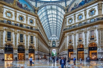 Il Rapporto 2021 sul mercato immobiliare di Milano realizzato da ASPESI Milano, in collaborazione con Intesa Sanpaolo Casa e Immobiliare.it evidenzia come nonostante la pandemia abbia in molti casi posto un freno alla crescita economica del Paese, il mercato immobiliare di Milano – se si escludono i primi due mesi di lockdown (marzo e aprile 2020) – non solo ha tenuto, ma si è persino rivelato più performante, facendo registrare un +8,7% nel 2020 rispetto all’anno precedente. Per i milanesi impegnati ad ind